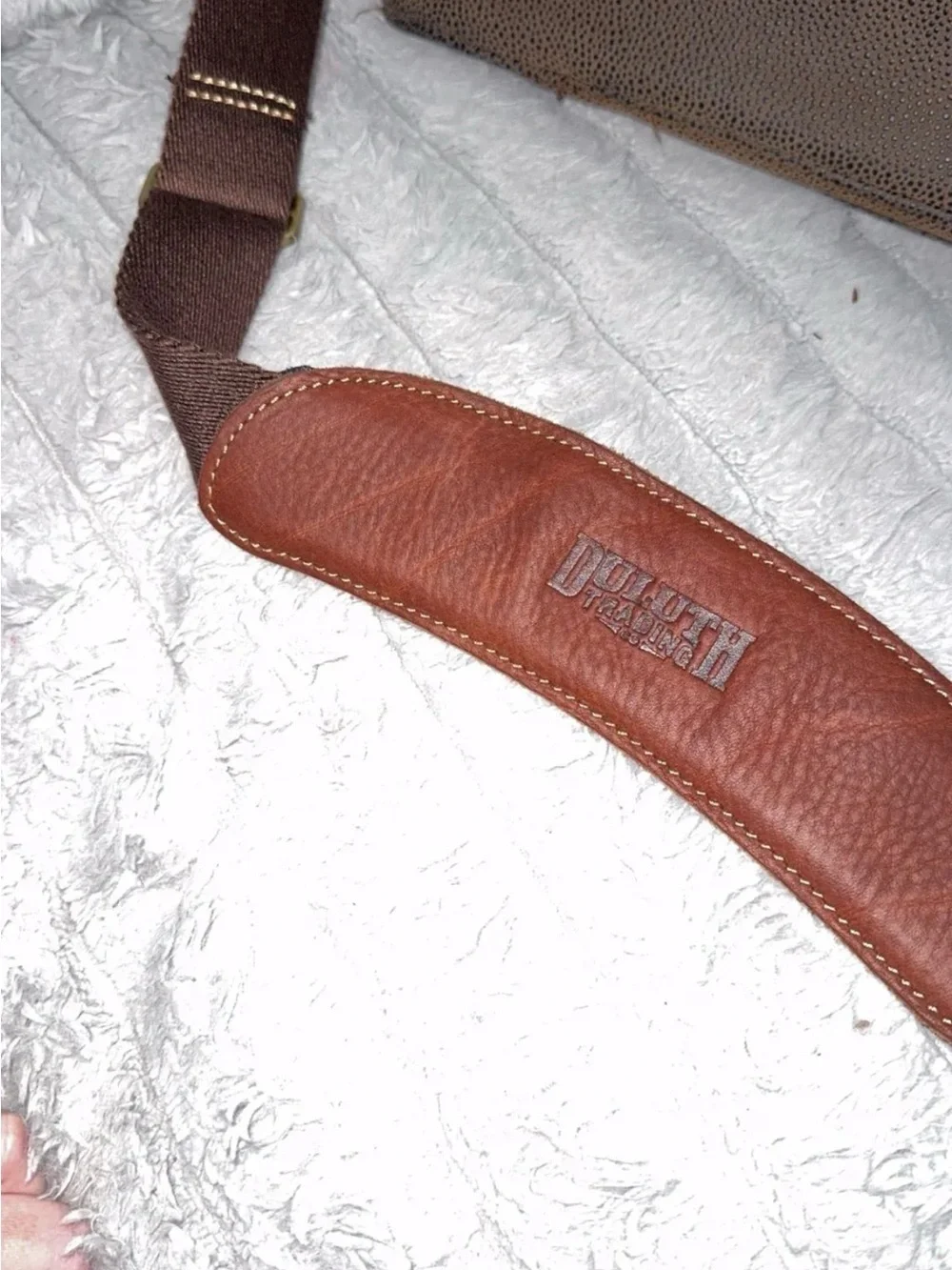Classic Brown Leather Weekender Bag with Adjustable Shoulder Strap